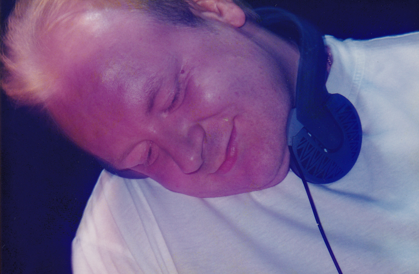 DJ RED mit Kopfhörern beim Mixen
