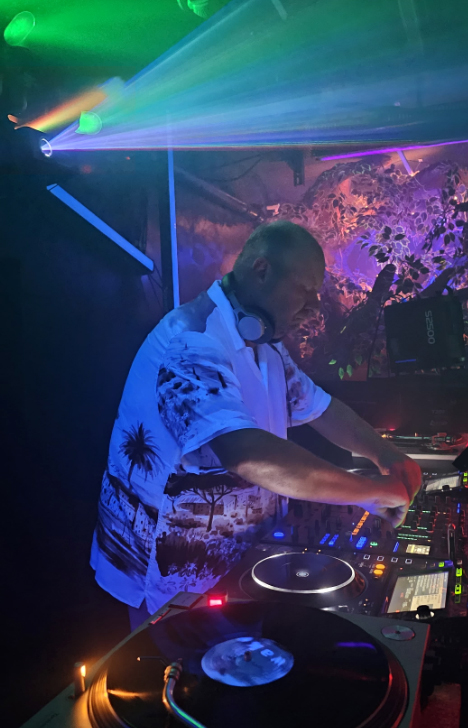 DJ RED live am DJ-Pult